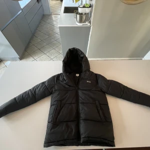 Hugo boss jacke  - Tjena! Säljer min bros gammla Hugo boss jacka som inte passar han längre Väldigt fint skick och är perfekt nu till vintern Storlek 12 år xs 