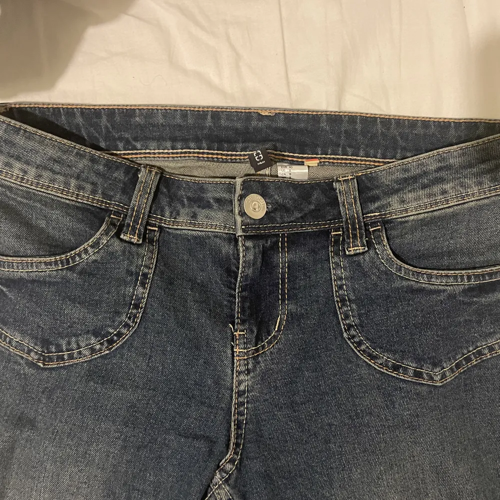 Säljer dessa snygga lågmidjade jeans från HM i storlek 40🔥använda 2 gånger, säljer pga har ett par liknande. Nypris 350 kr men säljer för 250 exklusive frakt, skriv vid intresse😍😍😍. Jeans & Byxor.