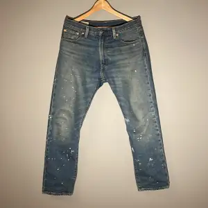 Levis 501 jeans köpta i Levis egna butik för nypris på 1400. Har du frågor tveka inte på att kontakta! Storlek är 30/30