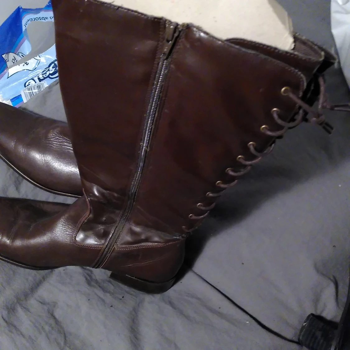 Höga Skinnstövlar bruna snörade