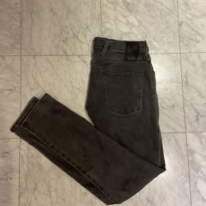 Replay ”anbass” jeans - Riktigt snygga replay i modellen ”anbass”, jeansen är i jättebra skick och är i storlek 29/32