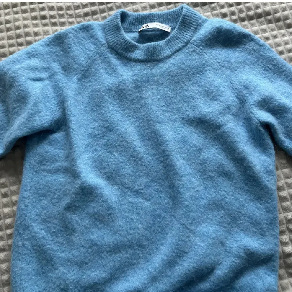 Säljer denna skit snygga tröjan från zara. Använt endast 1 gång, inga skador och i jätte bra skick. Den ser helt ny ut och den är inte sticksig eller nopprig. . Stickat.