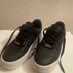 Nike skor  - Svart & vita Nike, fina skor men dom är försmå, inte mycket använda 💕