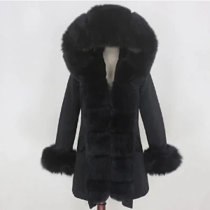 Svart päls parka - Säljer min Fatima parka med päls som jag använt 1 vinter. Fint skick, köpt för 4000kr, säljer för 1700. Storlek XS. Passar XS-S. Vid frågor kan du skicka privat meddelande❤️🥰