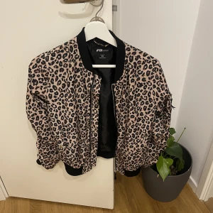 Leopard bomberjacka - Leopard bomberjacka i storlek Xs 