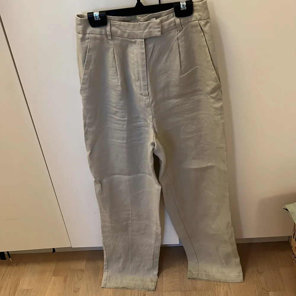 Linnebyxor från nakd, använda en gång, inga defekter dock har jag sprätt upp sömmen längst ned för att de skulle bli längre eftersom de var en lite kortare modell. Jeans & Byxor.