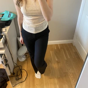 Kostymbyxor  - Kostymbyxor från bikbok i modellen vilma 💕 Är 160 för referens.