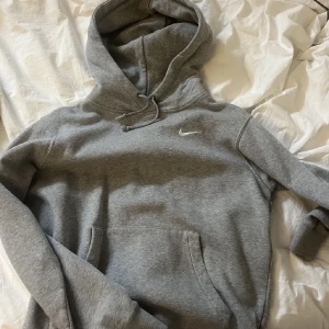 Grå nike hoodie  - Mysig tröja som aldrig används 