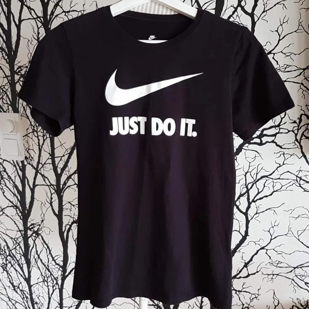 Använd 1-2 gånger! Superfint skick  Nike Stl S i svart ( finns likadan i vit ) inköpt på Intersport Bomull . T-shirts.
