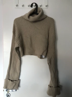 Stickad tröja croppad - Croppad stickad tröja Köparen står för frakten Använd 4-5 gånger