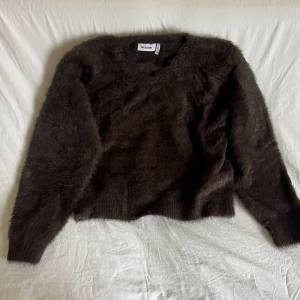 Pälsig tröja - Mysig brun pälströja i polyamid från weekday. V-ringad. Gott skick!