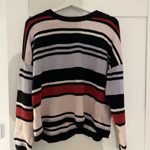 Tjocktröja  - Halvstickad tjocktröja med olika färger i storkek M - använd med är i bra skick- går att få fler bilder av plagget - säljer för 100kr+frakt (pris går alltid att diskutera)