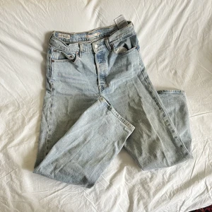 Levis jeans - Levis premium. Modell ribcage straight. Ljusblå tvättade. Använt men gott skick