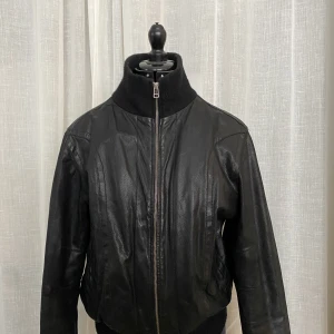 Svart skinnjacka  - Cool skinnjacka i svart skinn med krage och fodrad ! 