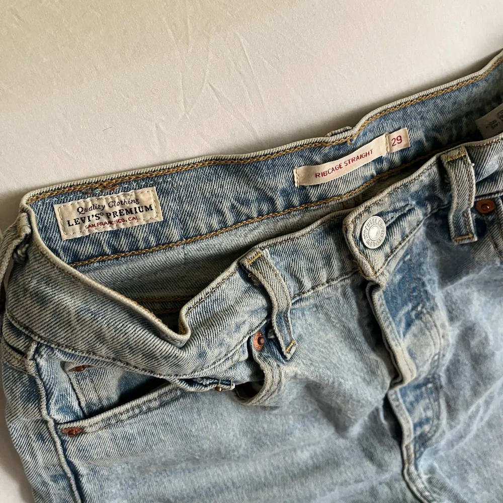 Levis premium. Modell ribcage straight. Ljusblå tvättade. Använt men gott skick. Jeans & Byxor.