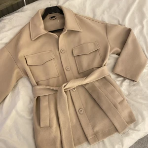 Gina trickot kappa - Den är som ny och är inte nopprig. Kan mötas upp i Helsingborg. Kan skicka mer bilder privat☺️Storlek xxs men jag tror den passar mer som xs. Den är i färgen beige. Skriv i privat vid intresse eller fler funderingar☺️☺️