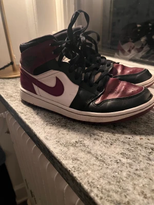 Nike Air Jordan 1 Dark Beetroot Mid - Skitsnygga Jordans 1. Går för cirka 4500-6000 i nypris. Dessa är dock lite defekterade, (där av priset)  Pris kan diskuteras vid snabb affär.