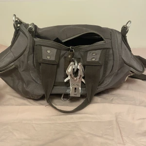 george gina &lucy väska - gör om annonsen då jag råkade göra fel haha…