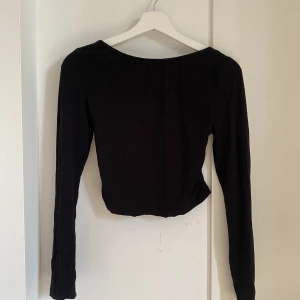 Topp med djup rygg - Topp med djup rygg. Klippt bort lappen så vet inte vart den kommer från tyvärr! 