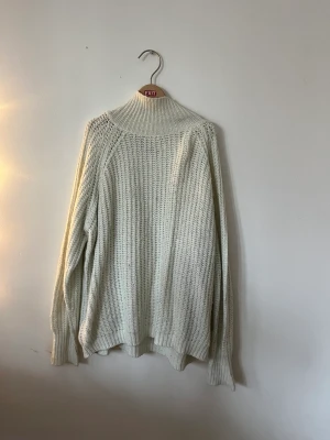 Stickad tröja - Vit stickad tröja från Lager157 i storlek M. Hör av dig för fler bilder och eventuella frågor!😃