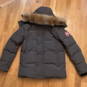 Canada Goose - Wyndham Parka - En vinter jacka till salu. Jackan är i bra skick och värmer väldigt bra i kallt väder. Säljs pågrund av att jag nämnligen har köpt en ny jacka. Storlek XS passar S perfekt. 