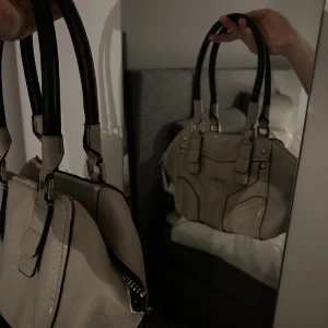 GUESS Väska - Säjer min så fina Guess-väska!❤️ Nypris cirka 1100kr!! Den är ganska välanvänd, så den har några slitningar på utsidan som man ser på bilderna! (Därav priset)