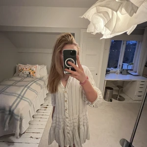 Randig sommar klänning  - Super fin blå randig sommar klänning från Zara!! säljer då jag tyvärr inte använder den💕