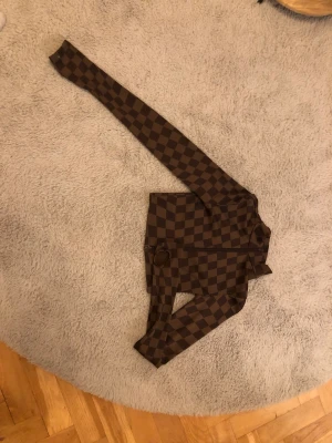 Topp - En fin sleav topp som är helt oandvänd. Det fins hål för tummarna i ärmarna men det ser fint ut om man inte vill ha dom i också 