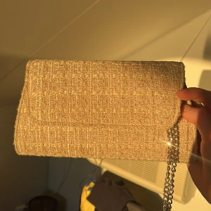 Clutch  - Superfin clutch med lite skimmer. Använd en gång, superfint skick🥰Kedjan är avtagbar!