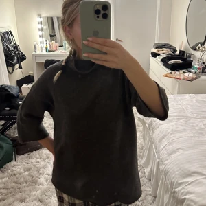 Trekvartsärmad tröja - Tröja med trekvartsärmar och stickad!! Så så fin men tycker den är lite lång på mig så dörför säljer jag!!🩷