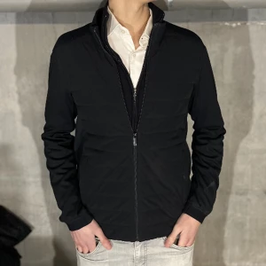 Zara Cardigan - Zara cardigan i färgen svart. Storlek l, sitter som M. modellen på bilden är 184cm. Fint skick inga skavanker, köp för 399kr 