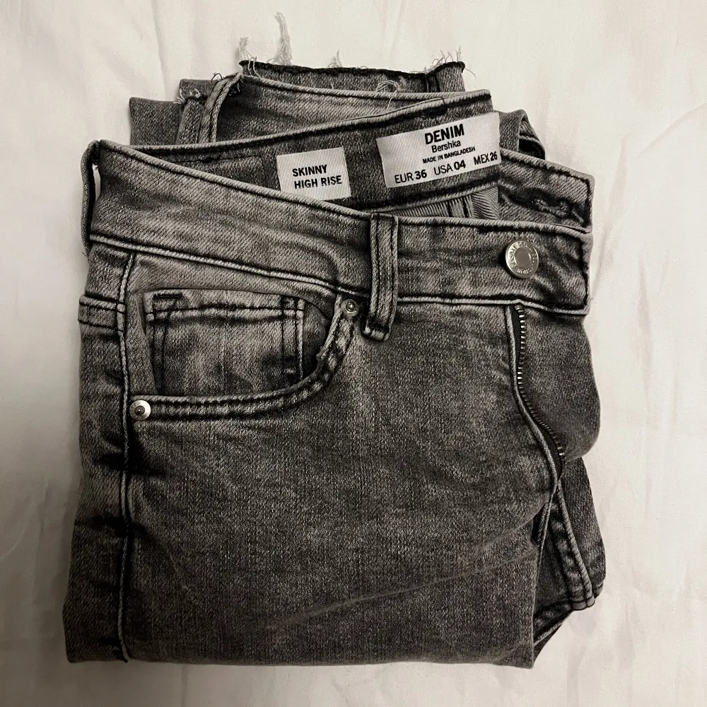 Säljer mina gråa jeans från bershka 💕Knappt använda därav nyskick. Jeans & Byxor.