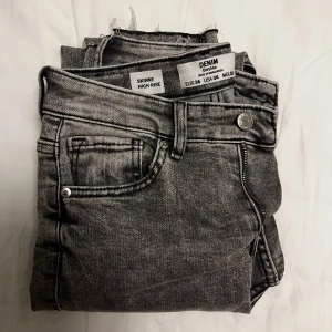 Jeans från Bershka - Säljer mina gråa jeans från bershka 💕Knappt använda därav nyskick