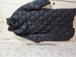 Bälte vadderad kappa - Only worn a few times  Material KOMPOSITION:100% POLYAMID. FODER:100% POLYAMID. FYLLNING:100% ÅTERVUNNEN POLYESTER