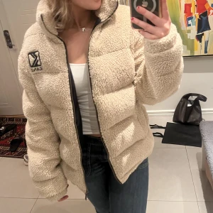 Teddy jacka  - Världens finaste och MJUKASTE teddy jacka från Karl Kani. Perfekt till vinter❄️🥰Jackan är i väldigt bra skick! Jag har i storlek xs men jackan är ganska oversized och passar på storlek s-m som jag vanligtvis har🥰Orginalpris ca 1300