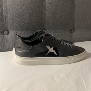 Axel Arigato Skor - Säljer nu mina arigatos då jag inte använder dom längre, dom är i använt skick men ser fortfarande bra ut och har mycket kvar att ge. 