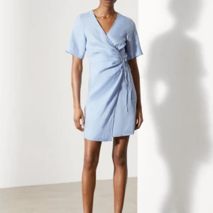 Ny klänning - Helt ny omlottklänning i linne från & other stories i storlek M.  Kommer från djur-och rökfritt hem. Har en likadan klänning i rosa. Säljer båda två för 300 kr eller en för 200 kr. Bjuder på frakten!  