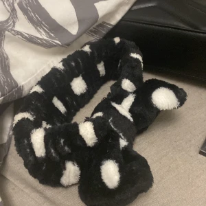 hårband - Hårband inte använd, använder ej då jag har nya hårband. De är en roset i mitten av de, och färgen är i svart och med vita prickar, priset kan diskuteras 