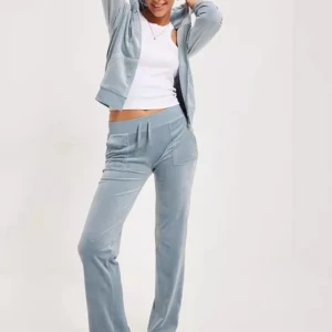 Juicy byxor xs  - Byxorna är storlek xs och färgen heter blue fog, använde får tar gånger säljer pågrund av att dem inte kommer till anledning (går också med på byten)💕💗