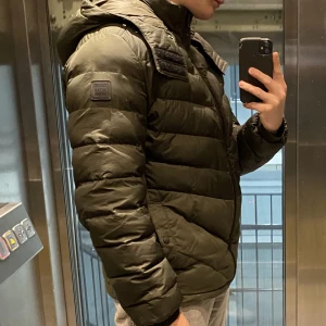 Äkta Hugo Boss jacka  - Hej säljer nu min grymt snygga Hugo Boss vinterjacka. Storlek medium, bra skick! 