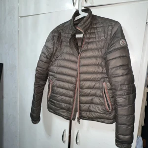 Moncler Daniel jacka  - Moncler Daniel jacka  Storlek: 2  Skick: 8/10 Pris: 2300kr  (Priset kan diskuteras)
