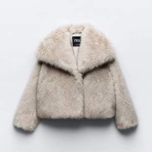Intresse koll på denna populära Zara jacka som är slutsåld på hemsidan som jag eventuellt vill sälja☺️. Storlek M men passar även folk med mindre/större storlek😚Använd ungefär 3ggr och därför i inprincip nyskick!🩷Inköpt pris- 1295