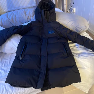 Helly Hansen vinterjacka Dam - Helly Hansen vinterjacka köpt för 2200kr och väldigt bra skick den är bara använda ett fåtal gånger förra vintern. Inga skador eller fläckar på jackan. Den är i storlek M men kan passa storlek S då den är tjock o varm. Pris kan diskuteras vi snabb affär