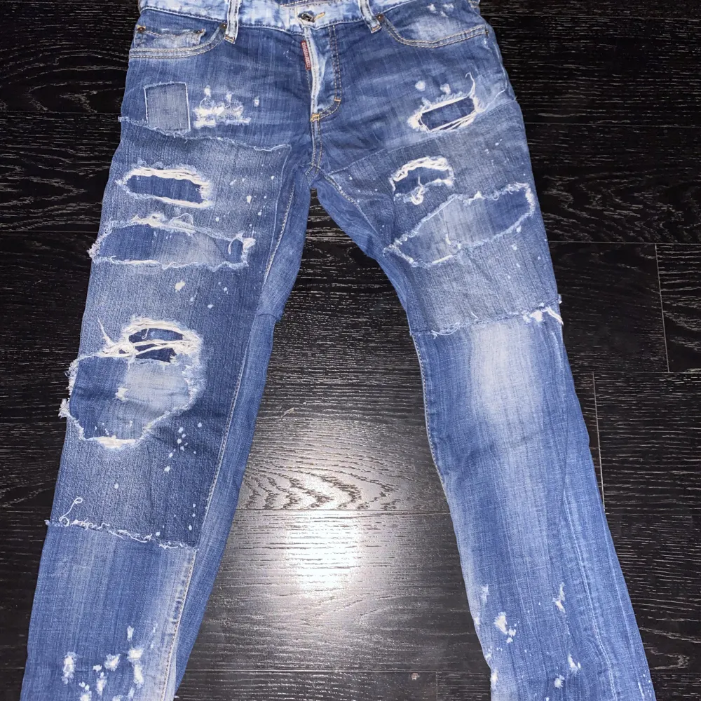 Säljer jätte fina DSQUARED2 jeans, använda. Men fortfarande bra skick, 8/10. Originalpris 7500kr. Äkta såklart . Jeans & Byxor.