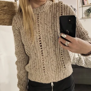 Stickad tröja - Jätte fin och skön stickad tröja som ej sticks!😍💕