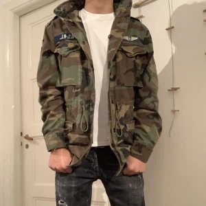 Ralph Lauren Field Jacket - Limiterad Field jacket från Ralph Lauren i storlek, S. Passar även M för den är stor i storleken. Till kommer även en underdel för jackan. Kontakta gärna om ni har några frågor eller funderingar gällande plagg eller pris.