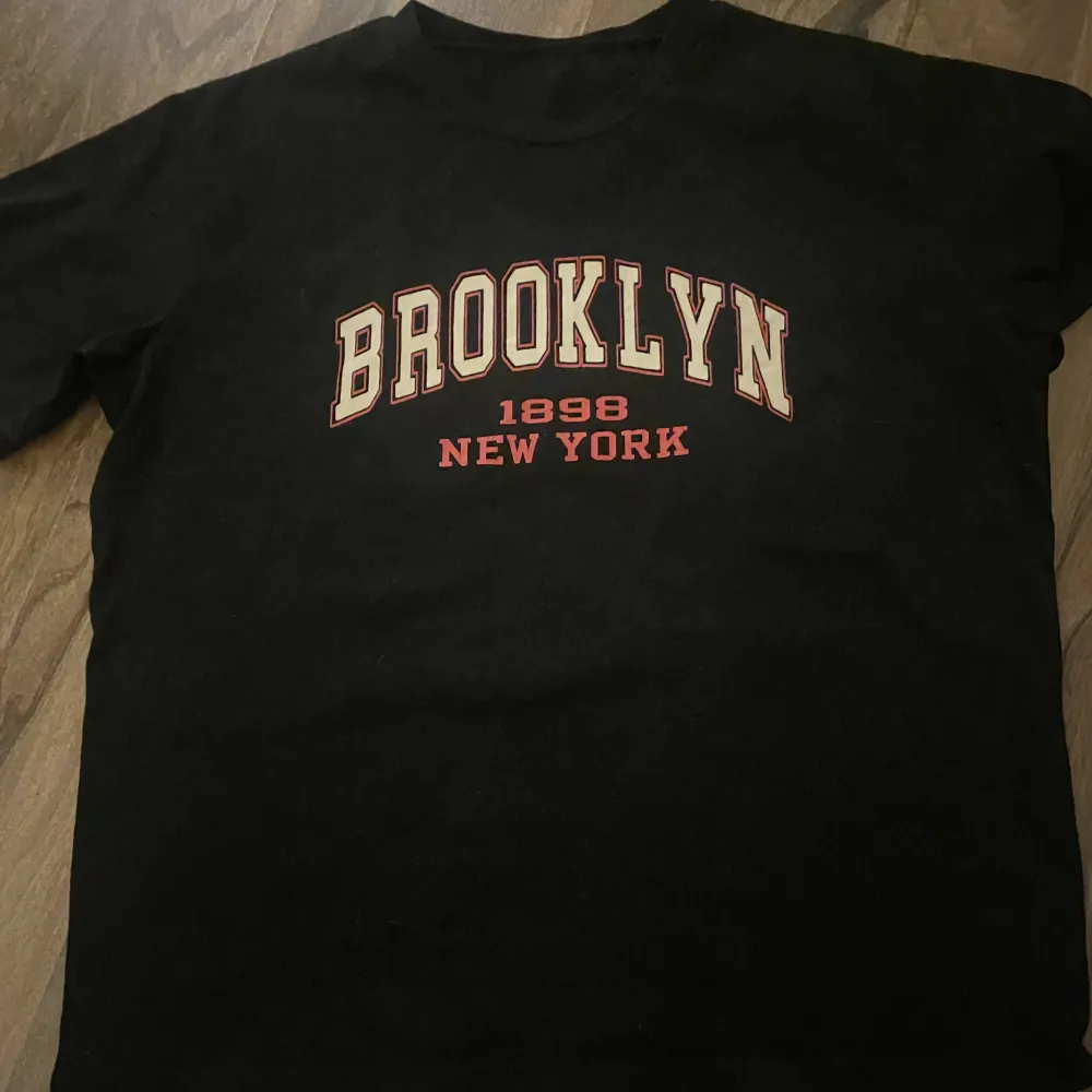 Svart t-Shirt med boston tryck. T-shirts.