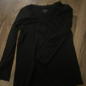 Svart långärmad  - Svart långärmad med spets vid halsen och ärmar