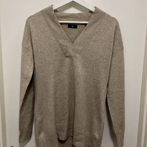 Gant tröja - En stickad Gant tröja i beige. Helt ny och oanvänd då jag fick den i present men var för liten, storlek S💕. Pris går att diskutera men säljer inte under 350kr då den är helt ny!