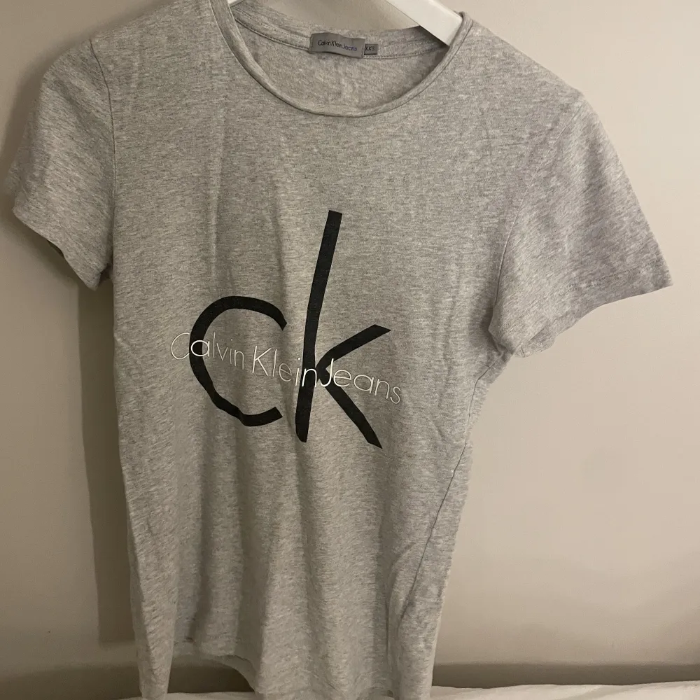T-Shirt från Calvin Klein. Super fin och skön. Storlek: Xxs. T-shirts.